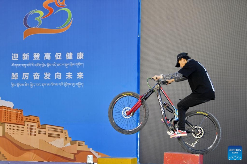 A participant competes during a bicycle competition in Lhasa, capital of southwest China's Tibet Autonomous Region, Jan. 1, 2023. People take part in various leisure activities to spend the New Year holiday. (Xinhua/Zhang Rufeng)