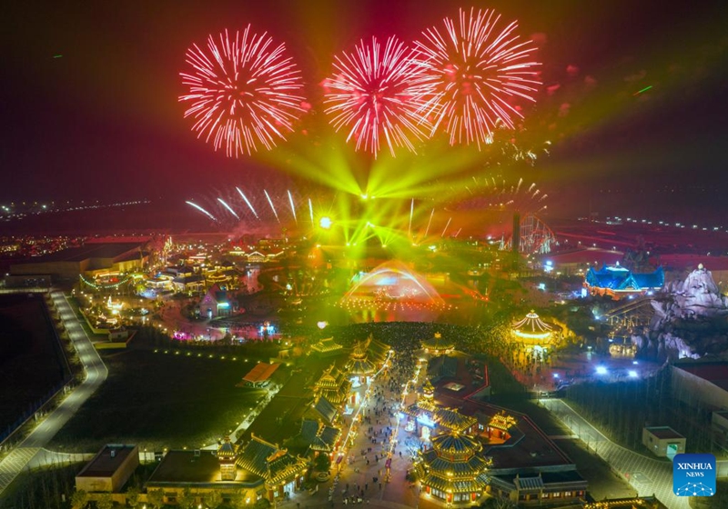 Fireworks explode to celebrate the New Year at a park in Huai'an, east China's Jiangsu Province, Dec. 31, 2022. (Photo by He Jinghua/Xinhua)