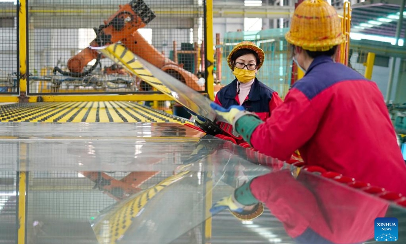 Employees work at a glass products company in Shahe City, north China's Hebei Province, Jan. 6, 2023. Glass products companies in Shahe have stepped up production to guarantee the completion of orders from domestic and foreign customers at the beginning of the new year. (Xinhua/Mu Yu)