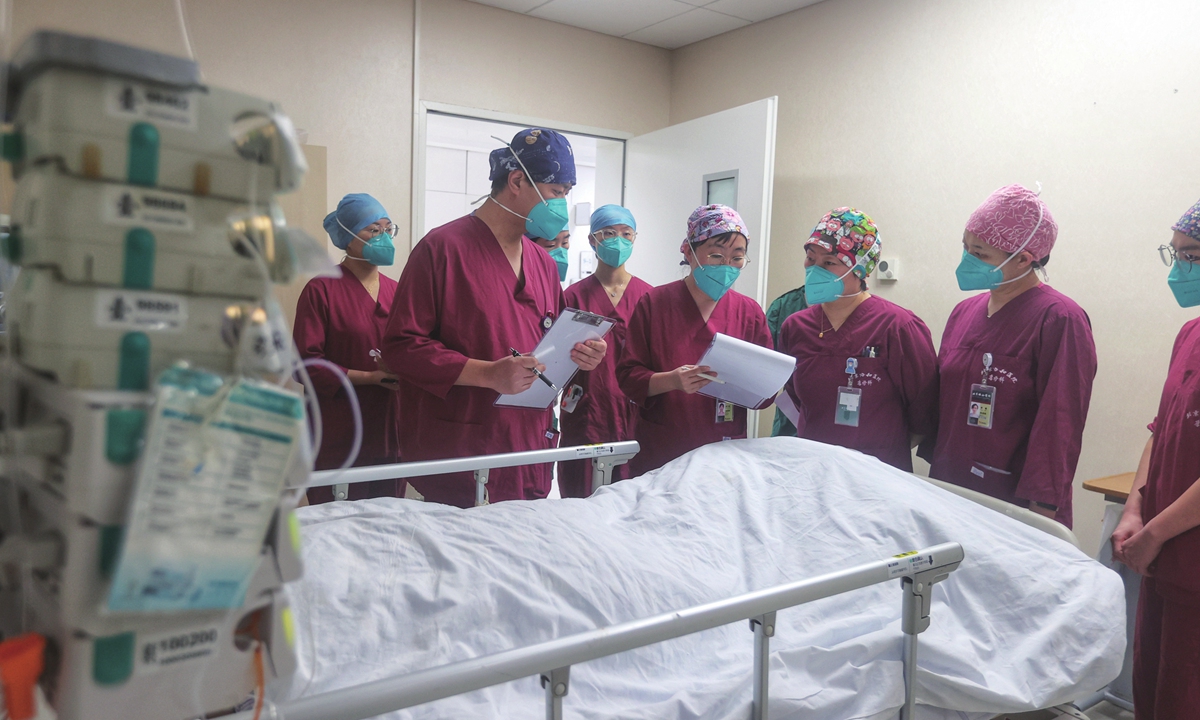 A head nurse introduces a patient's conditions to a night care team on December 31, 2022. Photos: Cui Meng/GT