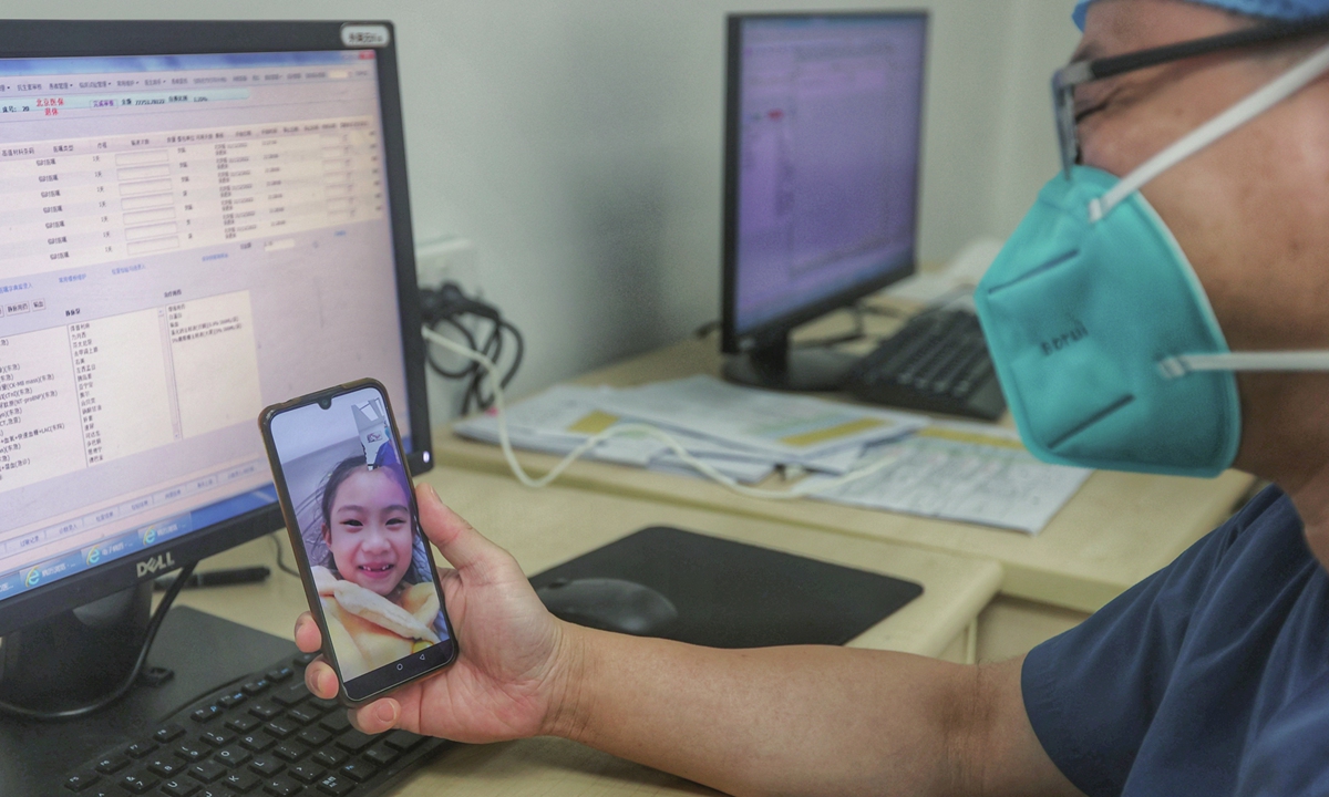Doctor Liao Guangjie makes a video call to his daughter on New Year's Eve while on a break from work, wishing the whole family a happy New Year on December 31, 2022.Photo: Cui Meng/GT