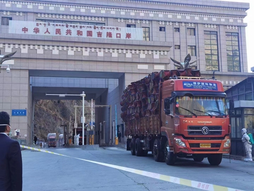 Gyirong Customs, affiliated with Lhasa Customs, in Southwest China's Xizang Autonomous Region, completes the customs clearance supervision of the first batch of imported goods from Nepal after the resumption of two-way trade on December 28, 2022. Photo: Courtesy of Lhasa Customs