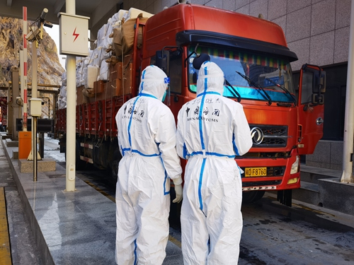 Gyirong Customs, affiliated with Lhasa Customs, in Southwest China's Xizang Autonomous Region, completes the customs clearance supervision of the first batch of imported goods from Nepal after the resumption of two-way trade on December 28, 2022. Photo: Courtesy of Lhasa Customs