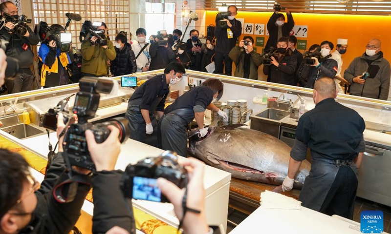 Chefs carve up a bluefin tuna in a shop in Tokyo, Japan, Jan. 5, 2023. A 212-kilogram bluefin tuna caught off the northern Japan town of Oma, Aomori Prefecture, fetched 36.04 million yen (about 271,500 U.S. dollars) in the first auction of 2023 at Toyosu market early on Thursday.(Photo: Xinhua)