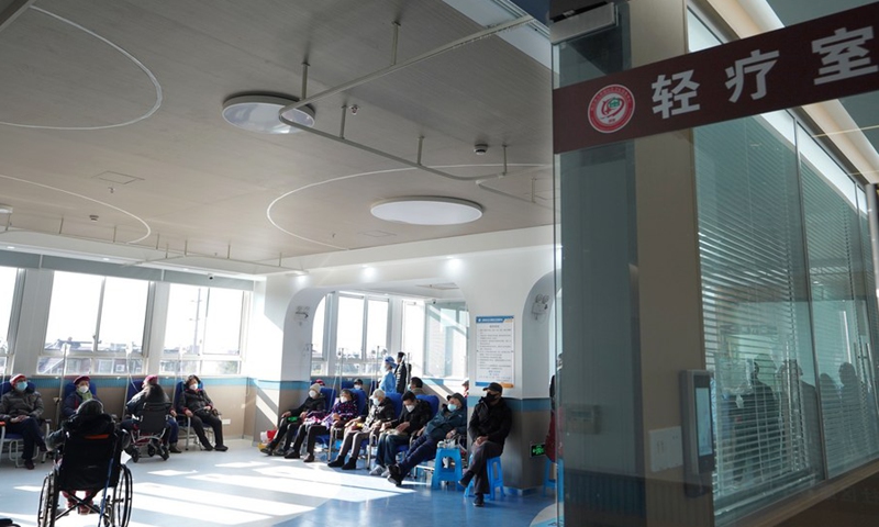 Patients receive intravenous treatment at a community healthcare institution in Jiuting Town of Songjiang District, east China's Shanghai, Jan. 4, 2023.(Photo: Xinhua)