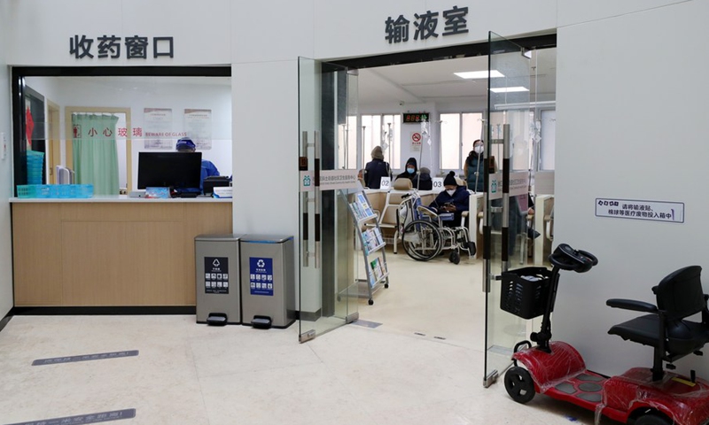 Patients receive intravenous treatment at a community healthcare institution in east China's Shanghai, Jan. 4, 2023.(Photo: Xinhua)