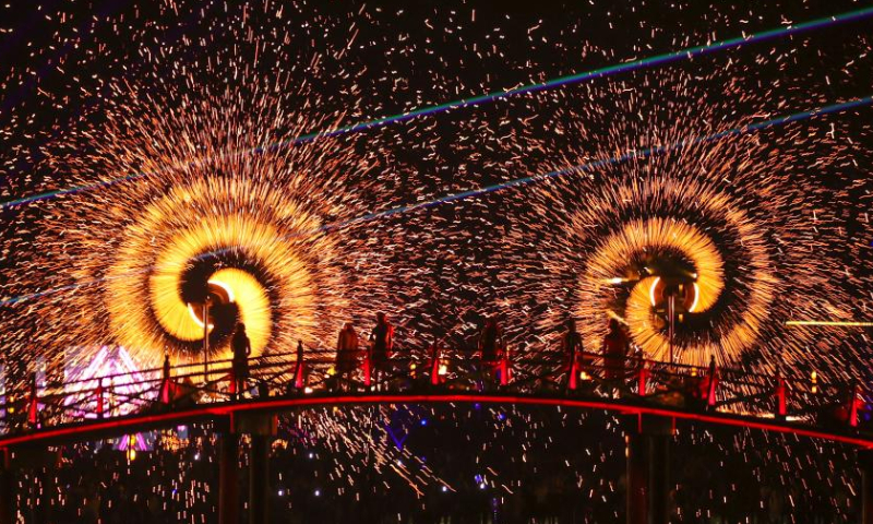 Folk artists perform iron flowers, a folk art performance of throwing molten iron to create fireworks, in Daying County of Suining City, southwest China's Sichuan Province, Jan. 26, 2023. Photo: Xinhua