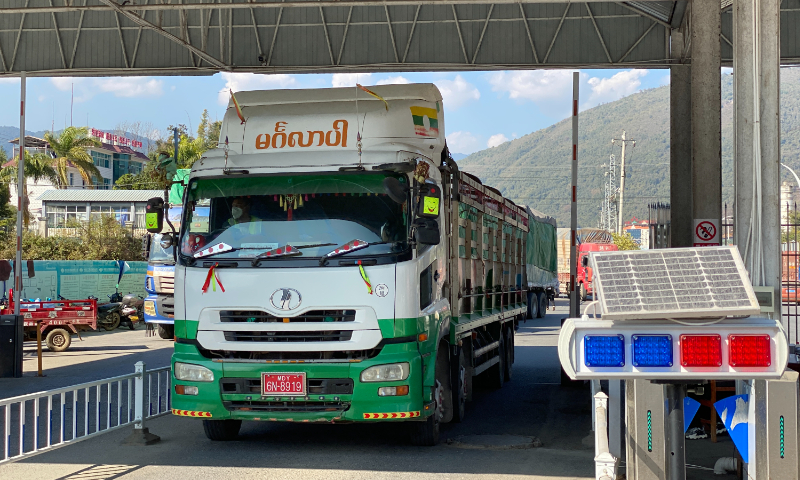 Lorries wait to move through the Mangman passage of the Wanding Port in Ruili, Southwest China's Yunnan Province on January 11, 2023. Photo: Li Qiaoyi/GT