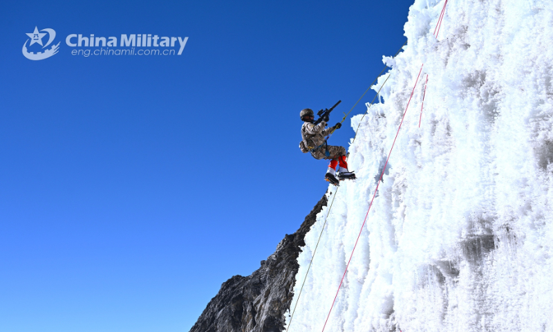 A soldier assigned to a PLA army brigade stationed in Xizang ropes down a cliff covered by thick ice layer with professional climbing equipment during a reconnaissance training exercise on plateau in late December of 2022. Photo: eng.chinamil.com.cn