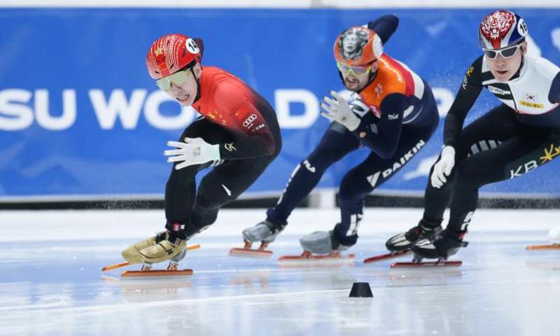 Lin Xiaojun (L) of China competes during the semifinal of men's 500m at the ISU World Cup Short Track Speed Skating series in Dordrecht, the Netherlands, Feb. 12, 2023. Photo: Xinhua