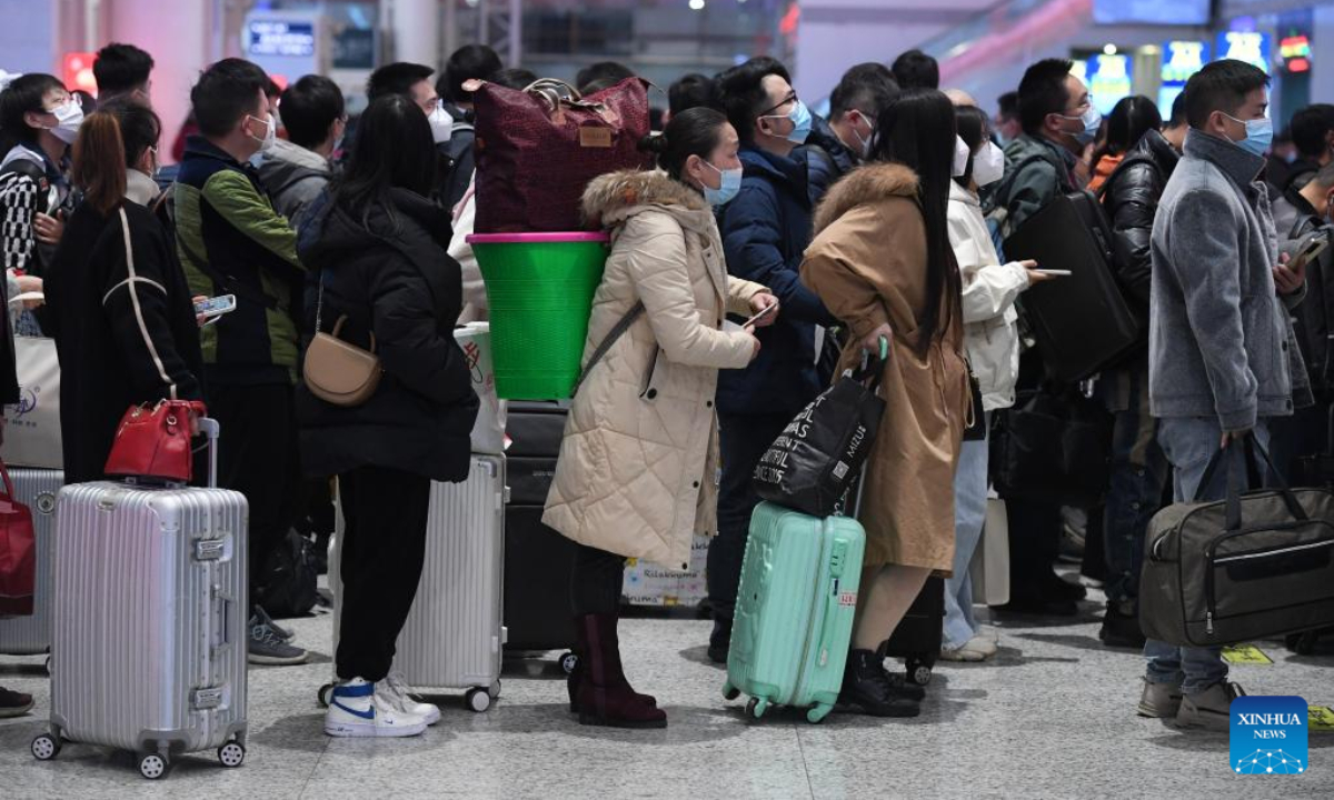 Passengers prepare to board a train in Shenzhen North railway station in Shenzhen, south China's Guangdong Province, Jan 7, 2023. The Spring Festival travel rush this year, will continue for 40 days from Jan 7 to Feb 15. Photo:Xinhua