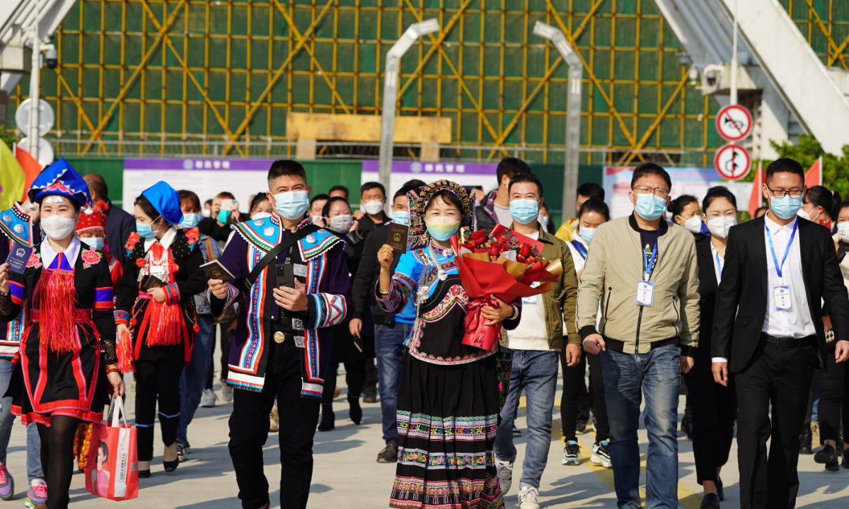 Travelers from Vietnam cross the border bridge and bring flowers along to greet their loved ones on January 8. Photo: Fan Wei/GT