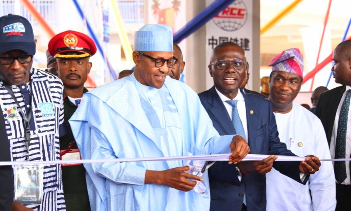 Nigerian President Muhammadu Buhari cuts the ribbon at the inauguration ceremony of the first phase of a China-built electric-powered light rail project in Lagos, Nigeria, Jan 24, 2023. The first phase of the project in Nigeria's southwest state of Lagos was officially opened for service on Tuesday. Photo:Xinhua