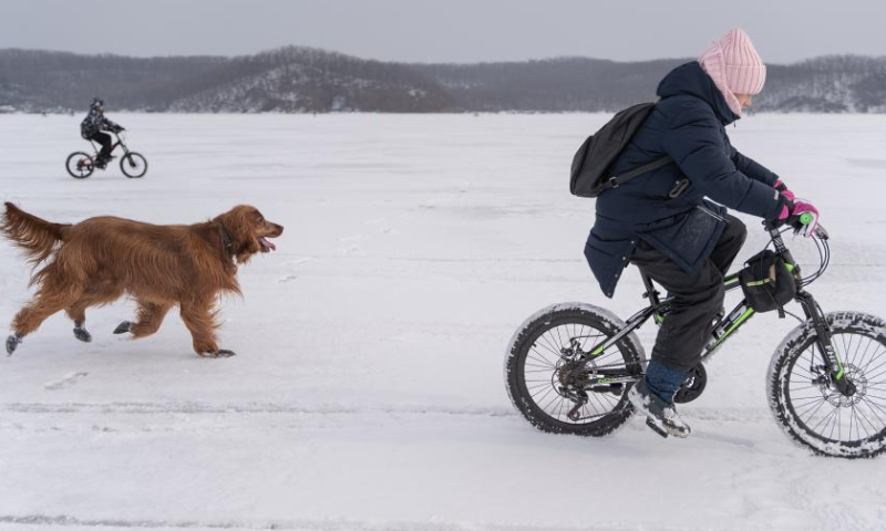 Cyclists participate in an ice cycling race on the frozen sea of Novik Bay in Vladivostok, Russia, Feb. 12, 2023. Photo: Xinhua