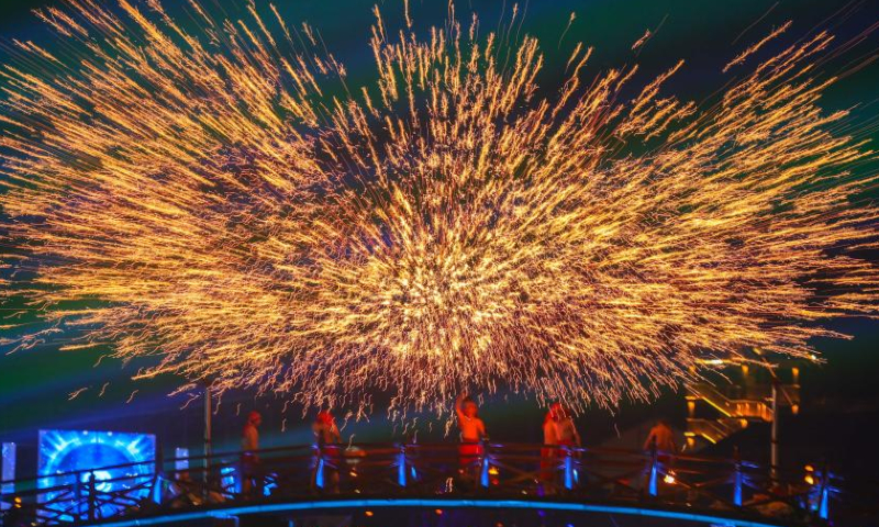 Folk artists perform iron flowers, a folk art performance of throwing molten iron to create fireworks, in Daying County of Suining City, southwest China's Sichuan Province, Jan. 26, 2023. Photo: Xinhua