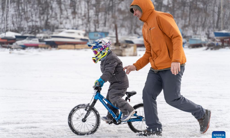 A child participates in an ice cycling race on the frozen sea of Novik Bay in Vladivostok, Russia, Feb. 12, 2023. Photo: Xinhua