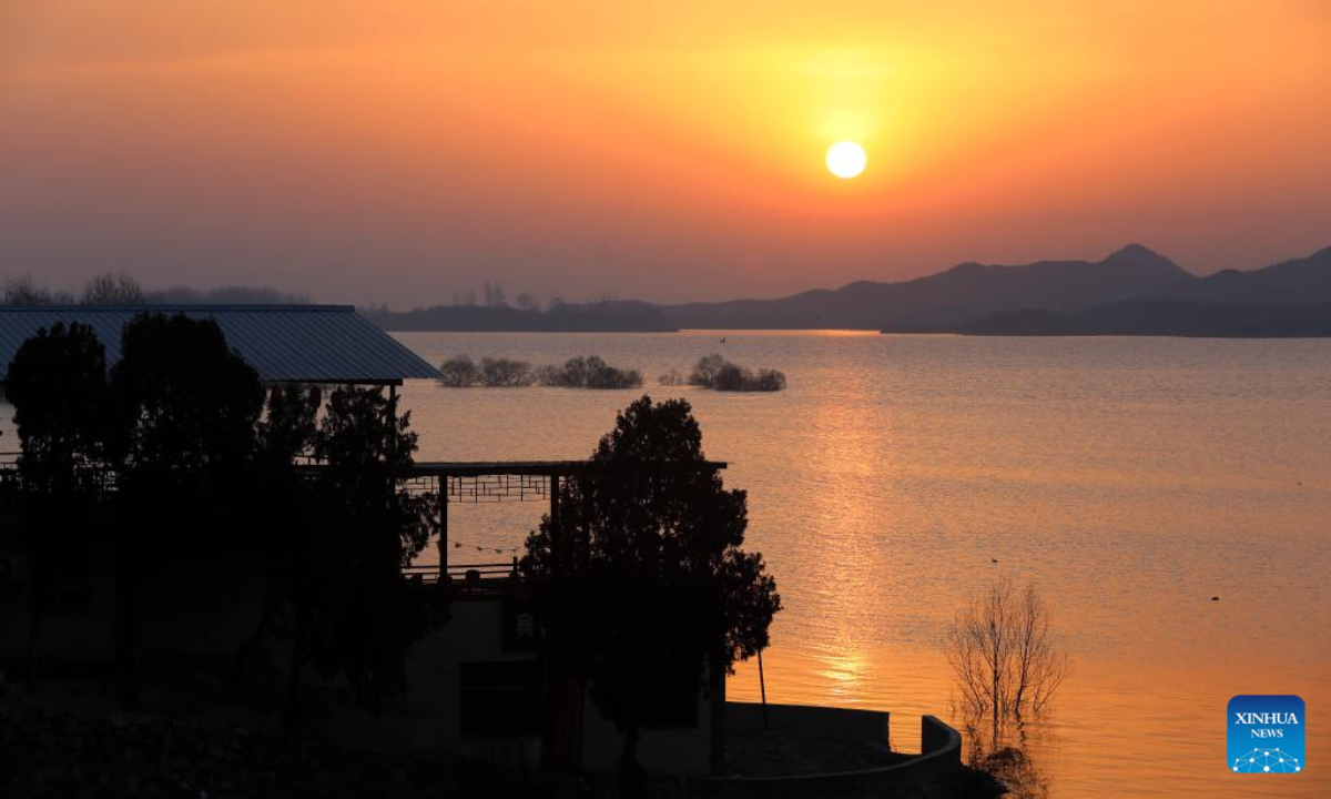 This photo shows the sunrise at Gangnan reservoir in Pingshan County, north China's Hebei Province, on Jan 22, 2023. Photo:Xinhua