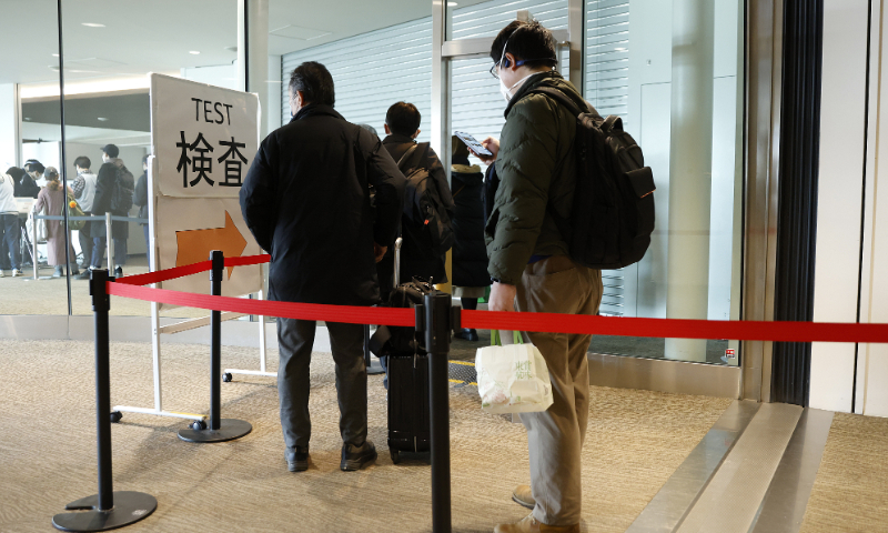 Arriving travelers from Shanghai, China, line for COVID-19 tests at Narita International Airport in Narita, Chiba Prefecture, Japan, on December 30, 2022. Photo: VCG