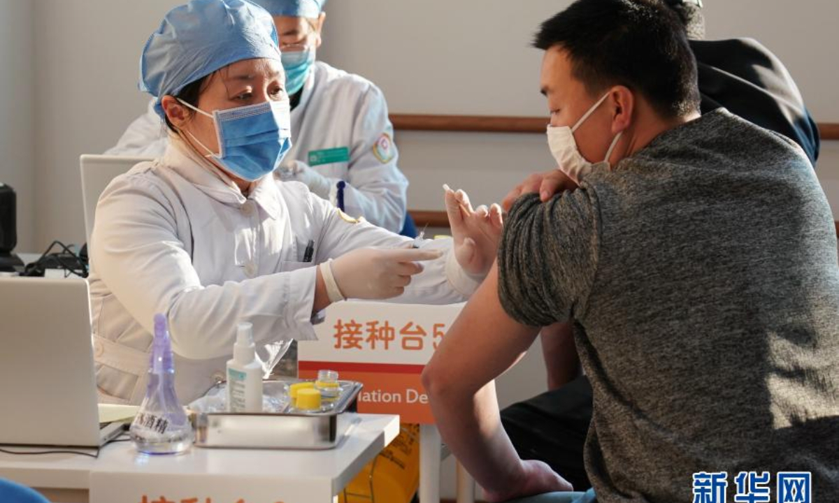 A medical worker administers a vaccine at a vaccination site at Honglian Community Health Service Station in Guanganwai Street, Xicheng district, Beijing, capital of China, January 3, 2021. Photo: Xinhua