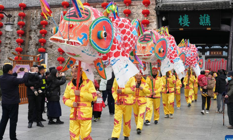 Folk artists holding fish-shaped lanterns perform at Shexian County in Huangshan, east China's Anhui Province, Feb. 4, 2023. The Lantern Festival, the 15th day of the first month of the Chinese lunar calendar, falls on Feb. 5 this year. Various folk cultural activities were held across the country to welcome the upcoming festival. Photo: Xinhua