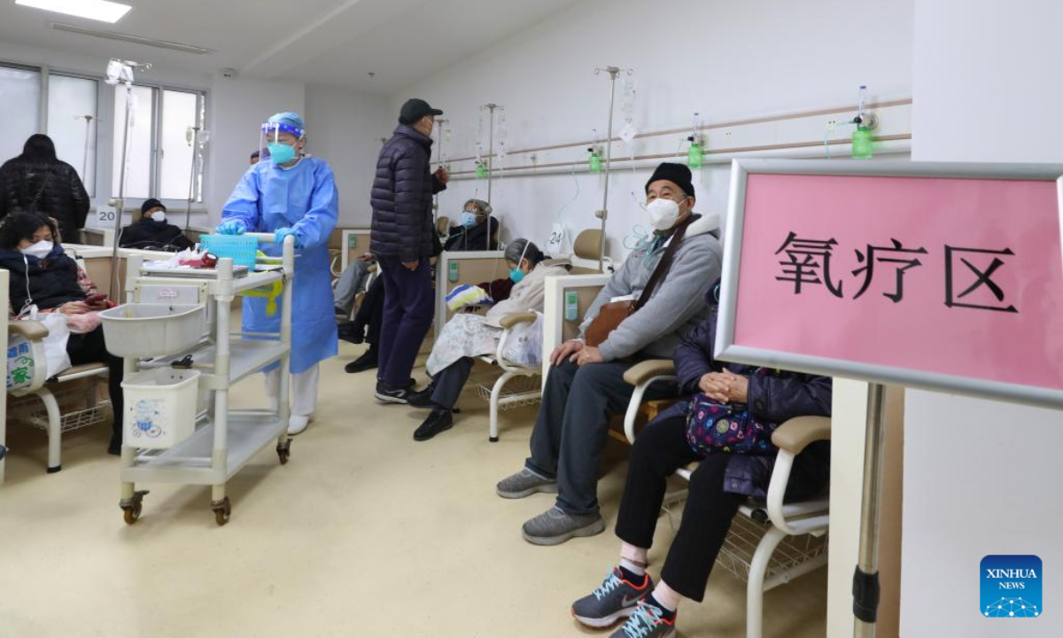 Patients receive oxygen therapy in a community healthcare institution in east China's Shanghai, Jan 4, 2023. Photo:Xinhua
