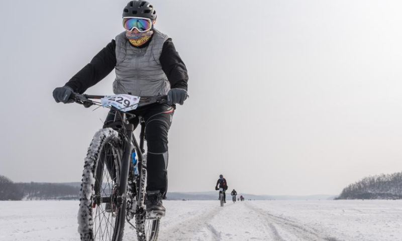 Cyclists participate in an ice cycling race on the frozen sea of Novik Bay in Vladivostok, Russia, Feb. 12, 2023. Photo: Xinhua
