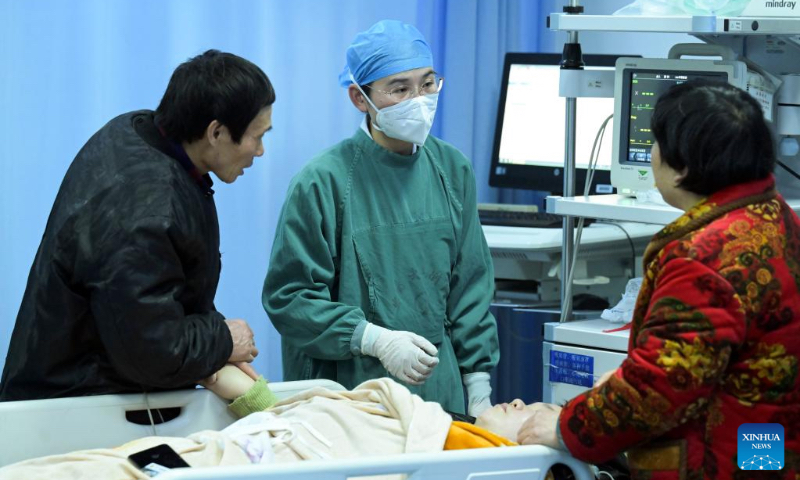 A medical worker talks with the relatives of a patient at the emergency department of the Second Affiliated Hospital of Anhui Medical University in Hefei, east China's Anhui Province, Jan. 21, 2023. Medical staff stick to their posts during the Spring Festival holiday. (Xinhua/Zhou Mu)