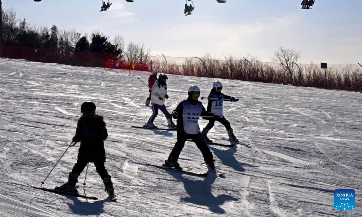 People experience skiing at a ski resort in Qingdao, east China's Shandong Province, Jan 25, 2023. During the Spring Festival holiday, ski resorts in Qingdao have made full preparations to improve consumption experience and meet the demand of an increasing number of tourists. Photo:Xinhua
