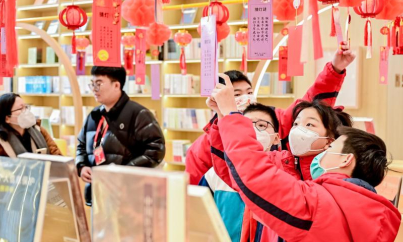 Children guess lantern riddles in Yangpu District, east China's Shanghai, Feb. 5, 2023. People celebrate the Lantern Festival, the 15th day of the first month of the Chinese lunar calendar, with various traditional customs across the country. Photo: Xinhua