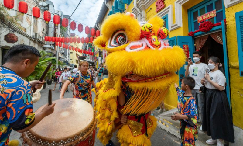 People watch lion dance performance during the Lantern Festival celebration at Petaling Street of Kuala Lumpur, Malaysia, Feb. 5, 2023. Photo: Xinhua