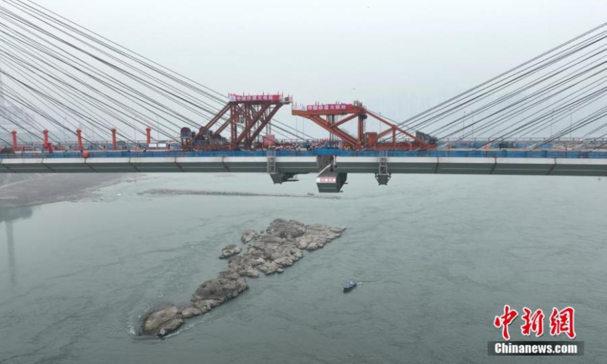 A double-track bridge spanning over Yangtze River for rail transit Line 18 in Chongqing municipality is built on Jan 12, 2023. Photo: China News Service
