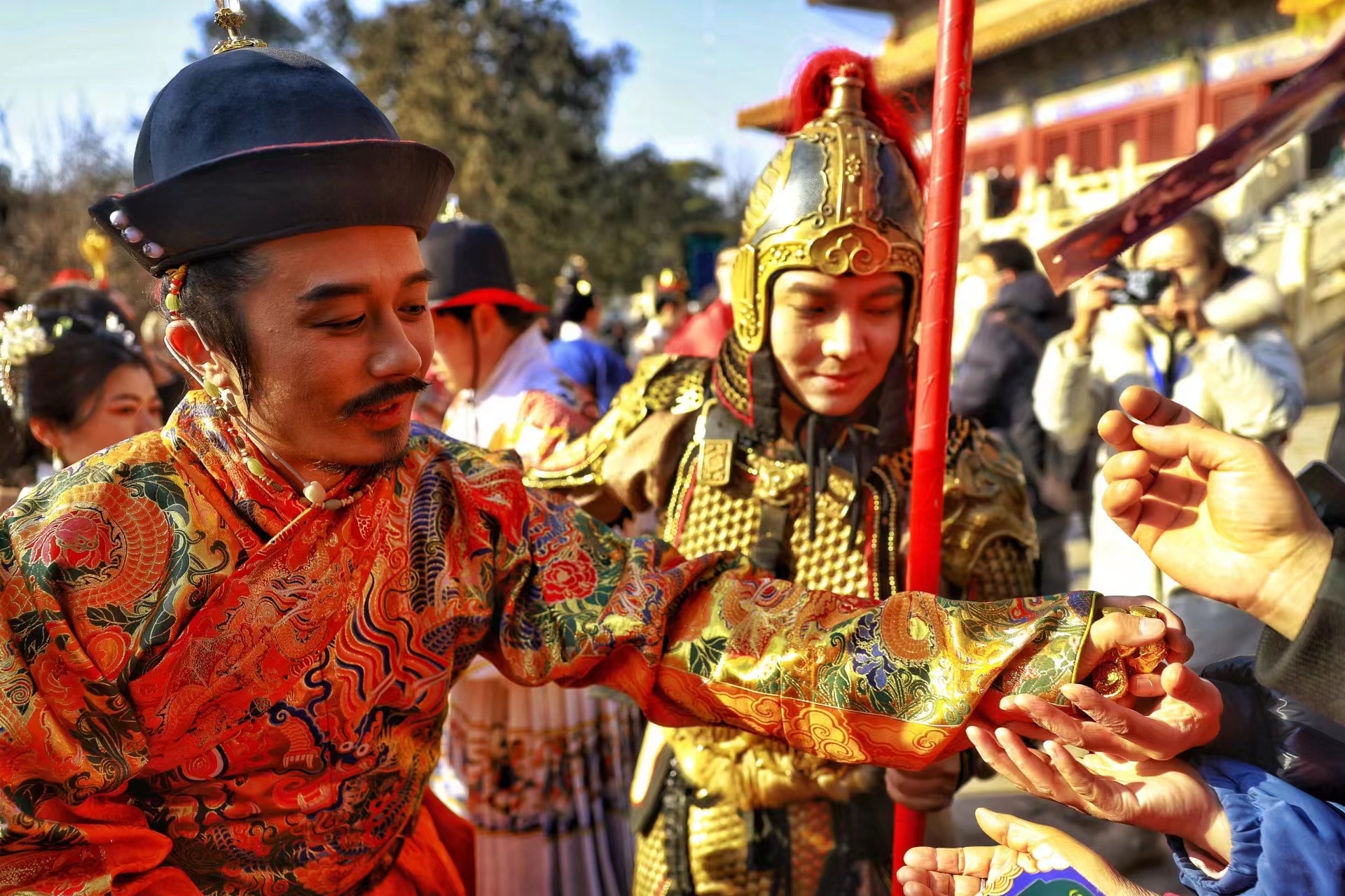 Участники Фестиваля фонарей у гробниц династии Мин в Пекине в воскресенье Фото: Ли Хао/GT