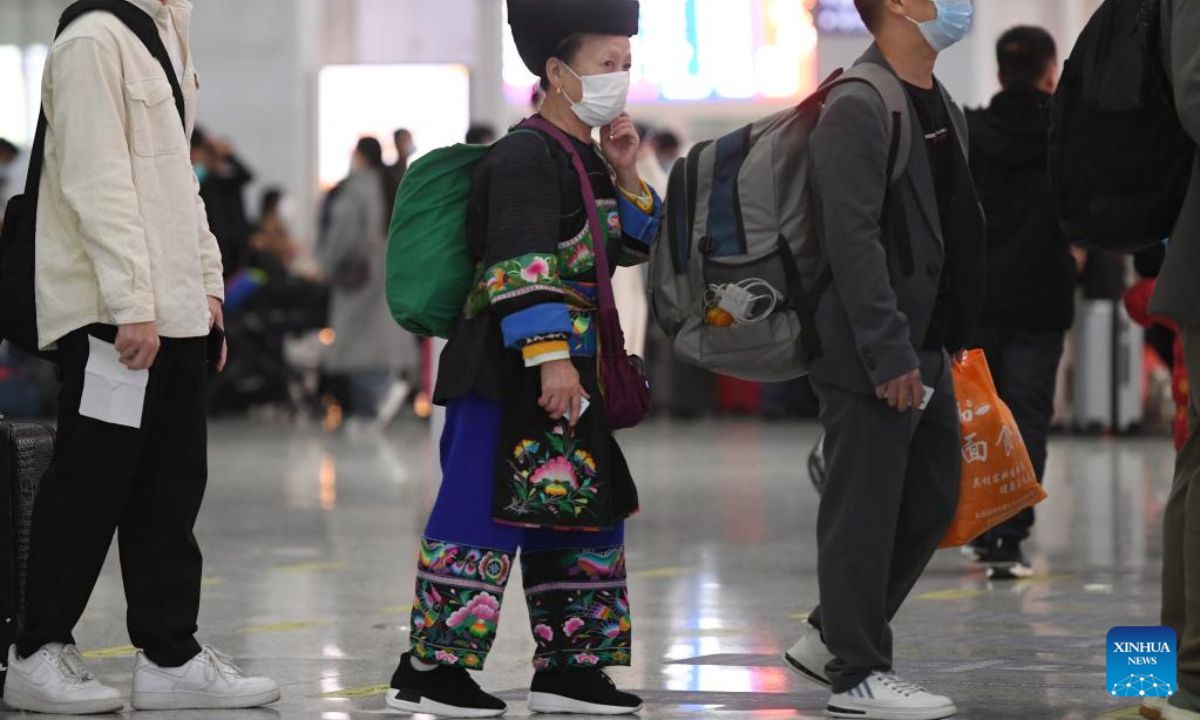 Passengers prepare to board a train in Shenzhen North railway station in Shenzhen, south China's Guangdong Province, Jan 7, 2023. Photo:Xinhua