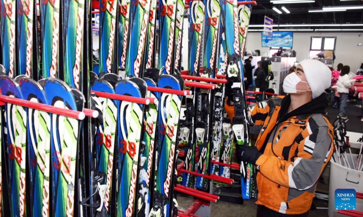 A tourist picks ski equipment at a ski resort in Qingdao, east China's Shandong Province, Jan 25, 2023. During the Spring Festival holiday, ski resorts in Qingdao have made full preparations to improve consumption experience and meet the demand of an increasing number of tourists. Photo:Xinhua