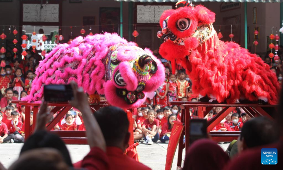 Elementary students watch a lion dance performance during a cultural event to welcome the Chinese Lunar New Year in Surakarta, Central Java, Indonesia, Jan 19, 2023. Photo:Xinhua