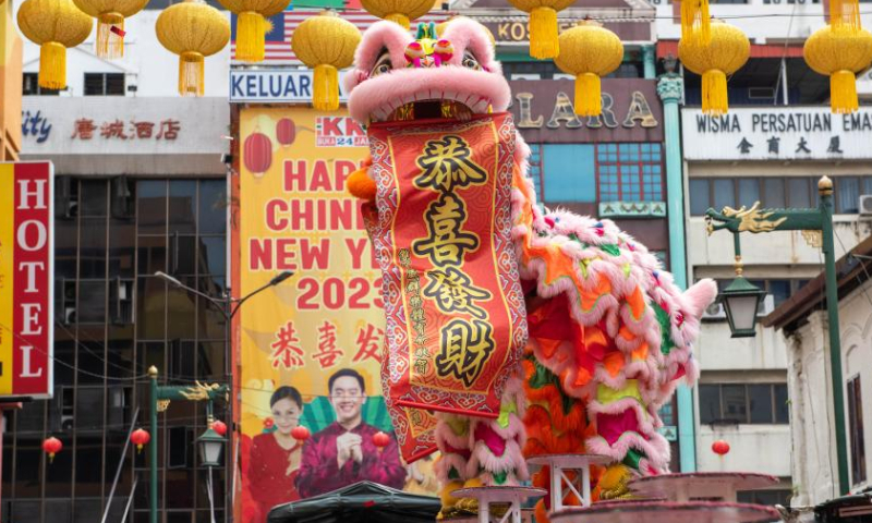 People watch lion dance performance during the Lantern Festival celebration at Petaling Street of Kuala Lumpur, Malaysia, Feb. 5, 2023. Photo: Xinhua