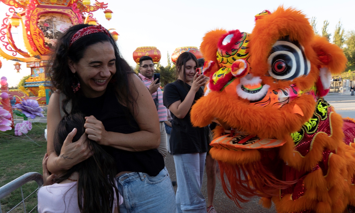 Locals attend a lion dance performance at the Chinese Lantern Festival in Santiago, Chile, on January 4, 2023. The festival, displaying 20 colorful lantern groups, kicked off on January 3 at the Orione park in the city. Photo: VCG