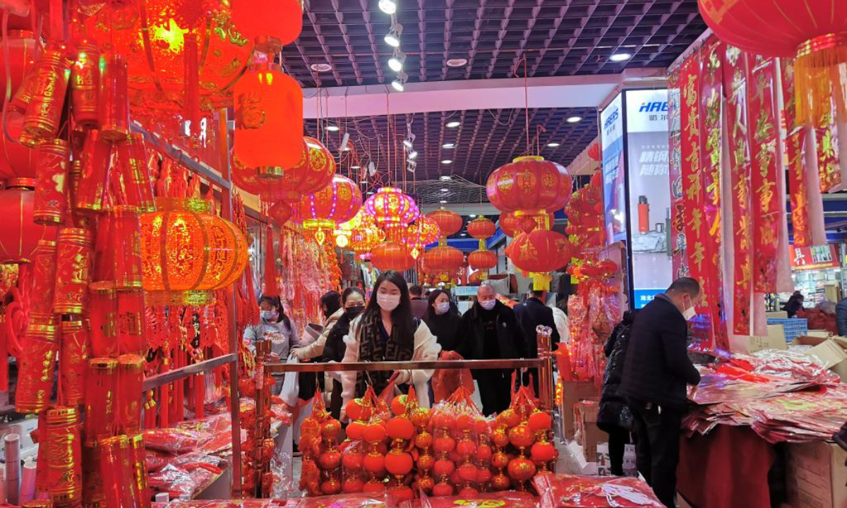 This photo taken on Jan 12, 2023 shows people shopping for new year specialties at Wuhan Hankoubei International Commodity Trade Center in Wuhan, central China's Hubei Province. Photo:Xinhua