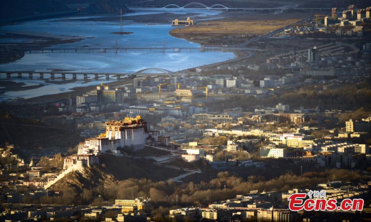 Stunning scenery shows the landmark Potala Palace at first light on a winter morning in Lhasa, southwest China's Tibet Autonomous Region, Jan. 13, 2023. Photo: China News Service