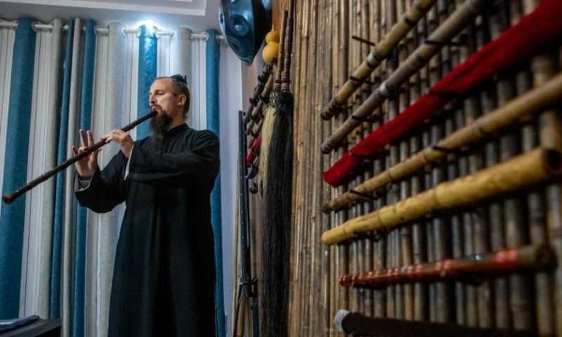 Jake Lee Pinnick plays the Xiao, a vertical end-blown flute which is generally made of bamboo, at his home in Danjiangkou, central China's Hubei Province, Jan. 12, 2023. Photo: Xinhua