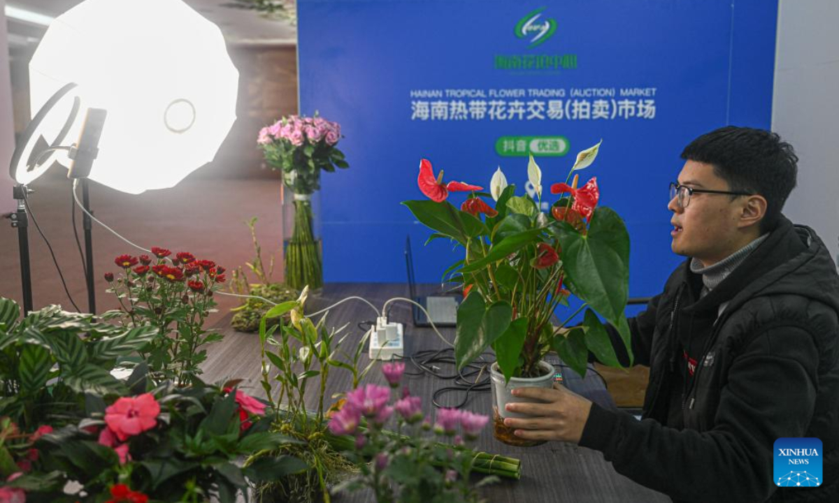 A man introduces tropical flowers through livestreaming at the Hainan Tropical Flower Trading (Auction) Market in Haikou, south China's Hainan Province, Jan 18, 2023. Photo:Xinhua
