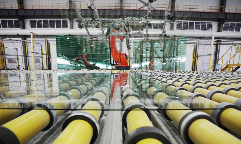 This photo taken on Feb. 17, 2023 shows robot arms working on a production line at a glass factory in Jiamusi, northeast China's Heilongjiang Province. Photo: Xinhua