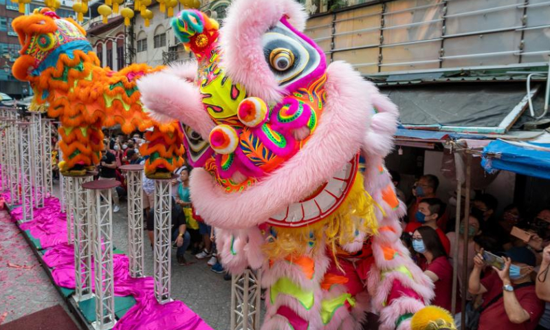 People watch lion dance performance during the Lantern Festival celebration at Petaling Street of Kuala Lumpur, Malaysia, Feb. 5, 2023. Photo: Xinhua