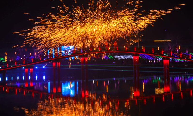Folk artists perform iron flowers, a folk art performance of throwing molten iron to create fireworks, in Daying County of Suining City, southwest China's Sichuan Province, Jan. 26, 2023. Photo: Xinhua