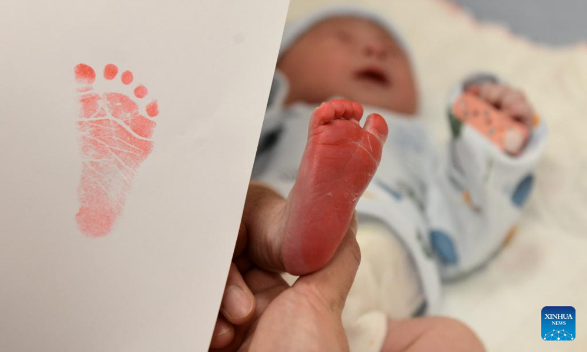 A medical worker gets a newborn baby's commemorative footprint at a hospital in Shijiazhuang, north China's Hebei Province, Jan 22, 2023. Photo:Xinhua