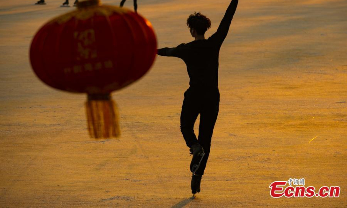 2023 年 1 月 5 日，人们在小寒期间北京热门风景区什刹海的冰上滑冰和雪橇，或小寒，中国 24 节气中的第 23 个节气。照片：中新社