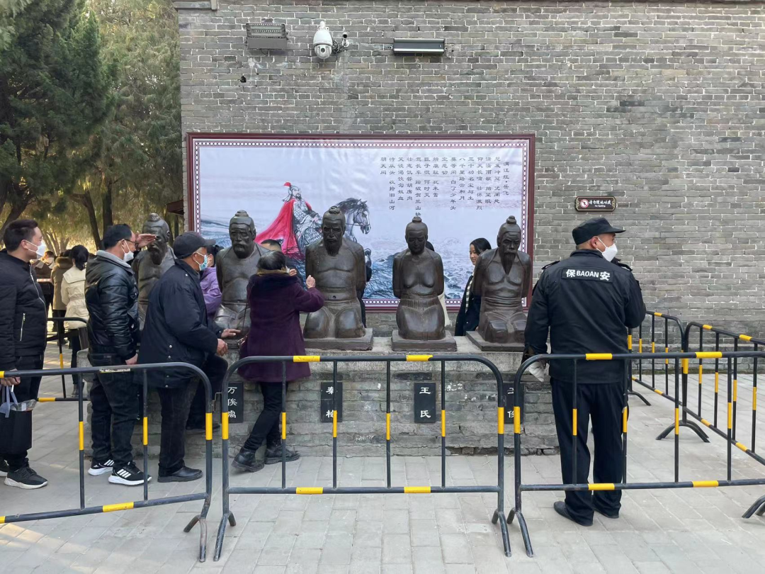 Visitors line up in front of the statues of hated Chinese historical figure Qin Hui and others. Photo: Taihao mausoleum