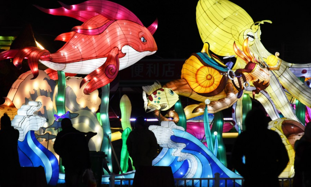 People tour an ocean-themed lantern show in Qingdao, east China's Shandong Province, Jan 24, 2023. Photo:Xinhua
