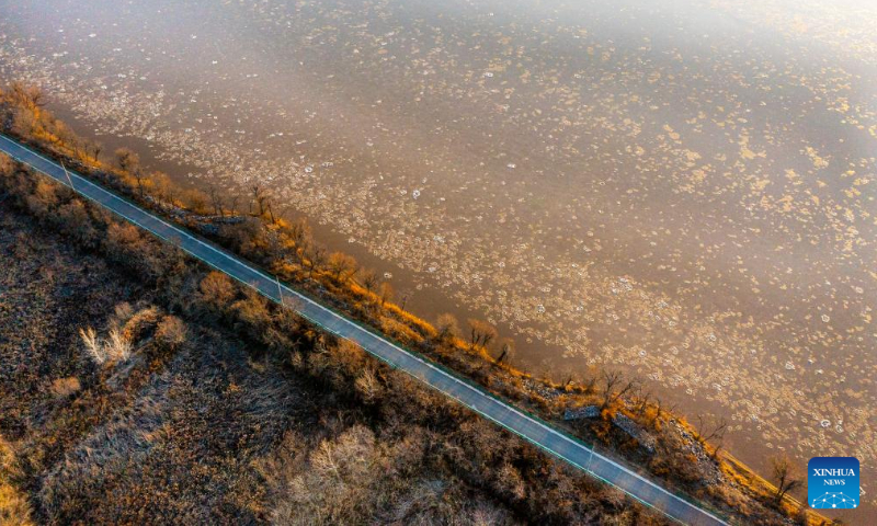 This aerial photo taken on Feb. 19, 2023 shows ice chunks floating on Heyang section of the Yellow River in Weinan City, northwest China's Shaanxi Province. Photo: Xinhua