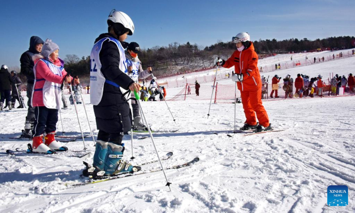 A ski instructor gives instructions at a ski resort in Qingdao, east China's Shandong Province, Jan 25, 2023. During the Spring Festival holiday, ski resorts in Qingdao have made full preparations to improve consumption experience and meet the demand of an increasing number of tourists. Photo:Xinhua